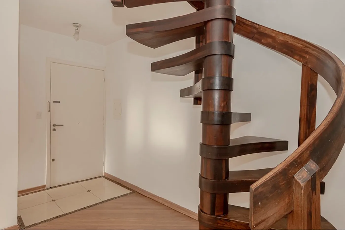 MSDFA 793 Apto 612481038-45 - REMAX Andar de Cima Exclusividades