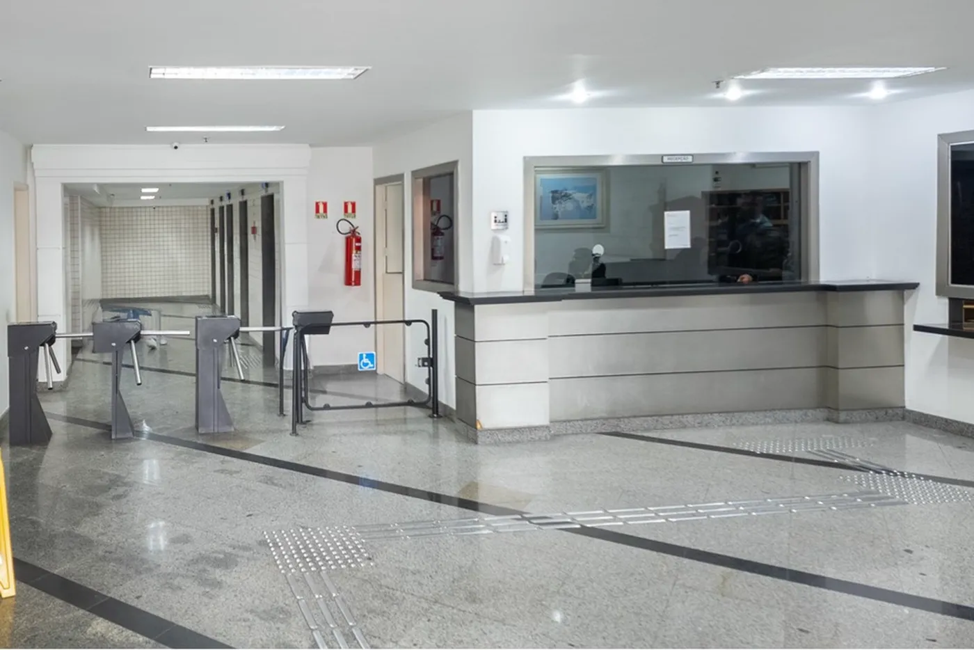 SAAP 1000 Sala 601971032-109 - REMAX Empire Exclusividades SAAP 1000 Sala 601971032-109 - REMAX Empire Exclusividades