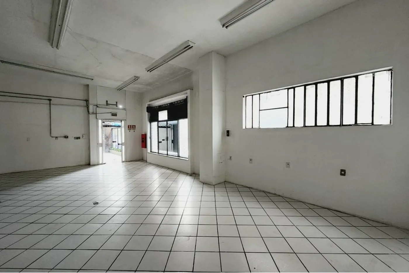 CHI 88 Loja 612521066-10 - REMAX Place Exclusividades CHI 88 Loja 612521066-10 - REMAX Place Exclusividades