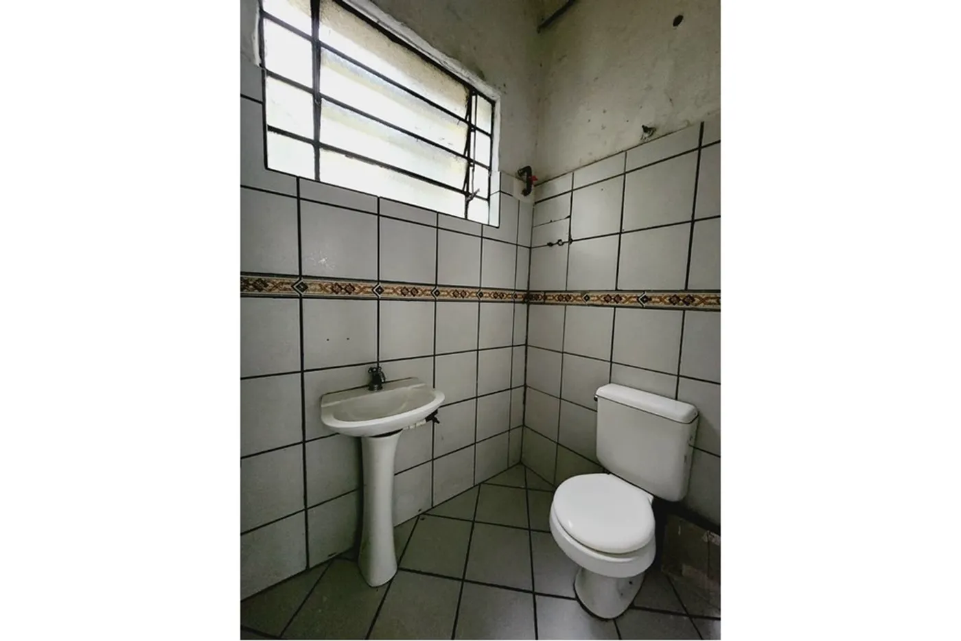 CHI 88 Loja 612521066-10 - REMAX Place Exclusividades CHI 88 Loja 612521066-10 - REMAX Place Exclusividades
