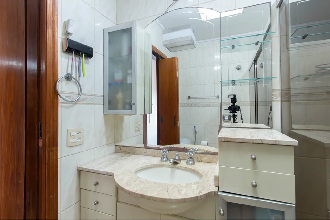CBGE 195 Apto 601971018-1240 - REMAX Empire Exclusividades CBGE 195 Apto 601971018-1240 - REMAX Empire Exclusividades
