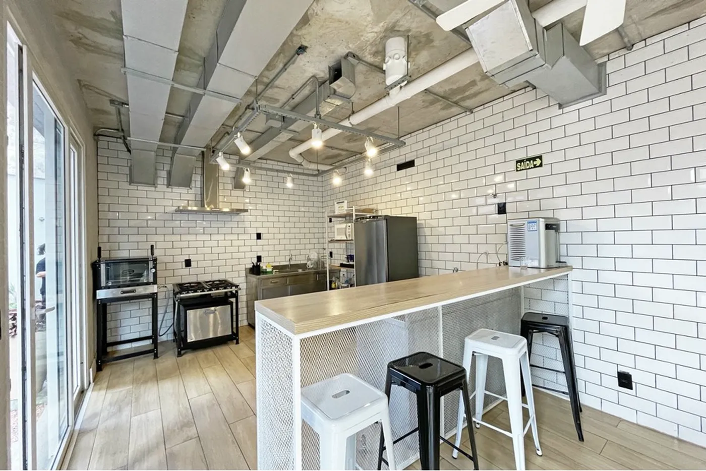 SCDE 415 Apto 612481109-6 - REMAX Andar de Cima Exclusividades